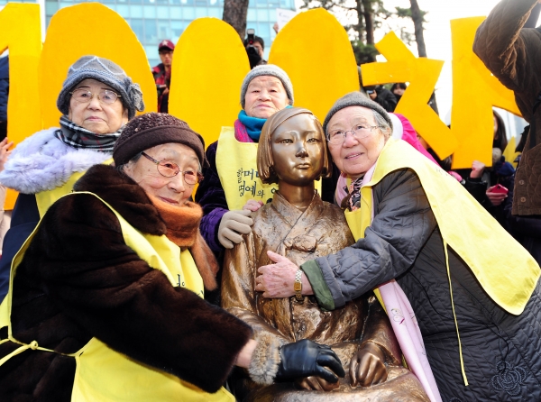 1000차 수요시위 및 평화비 건립 행사에 참가한 김복동(앞줄 왼쪽) 할머니가 일본 대사관앞 소녀상을 껴안고 있다. [사진=한국정신대문제대책협의회 홈페이지]