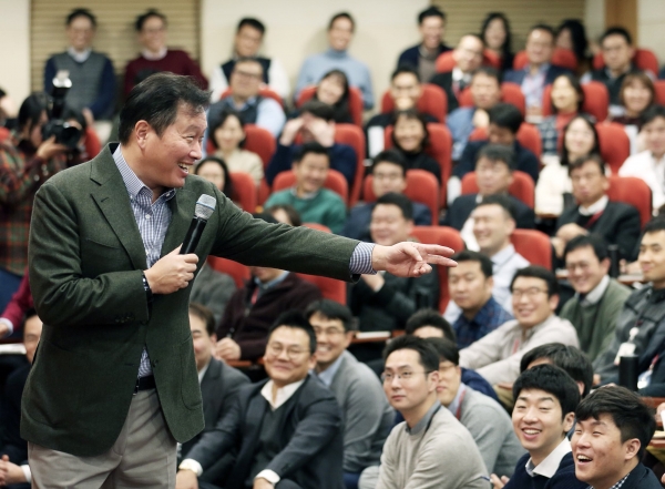 지난달 14일 최태원 SK그룹 회장이 직원들과 '100번의 행복토크'를 진행하고 있다.[사진=SK그룹]