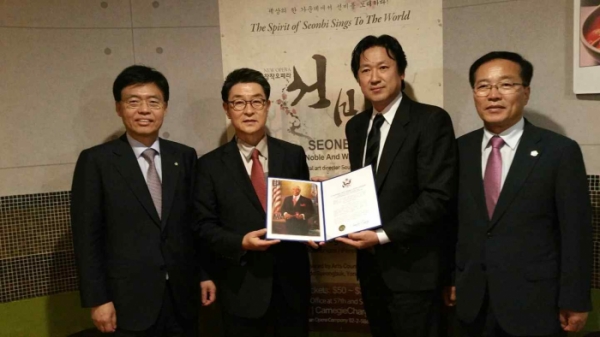 왼쪽부터 최교일 자유한국당 의원, 장욱현 영주시장. [사진=녹색당]