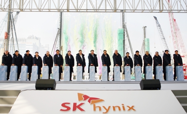 SK하이닉스가 지난해 12월 19일 이천 본사에서 최태원 회장 등이 참석한 가운데 'M16' 기공식을 하고 있다. [사진=SK하이닉스]