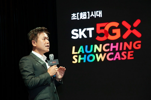 SK텔레콤 박정호 CEO가 3일 '5G 론칭 쇼케이스’에서 5G 상용화를 통한 '초시대' 개막을 선언하고 있다. [사진제공=SK텔레콤]