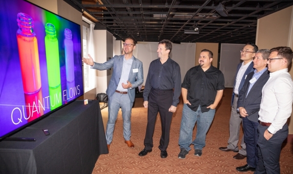 11일(현지시간) 미국 뉴욕 맨해튼에서 ‘8K 디스플레이 서밋’ 행사에서 참가자들이 삼성전자의 8K 디스플레이 모니터를 보고 있다. [사진제공=삼성전자]