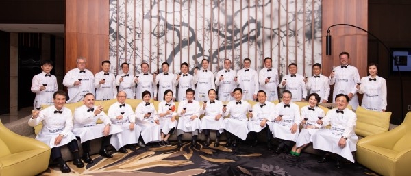 지난 11일 콘래드서울호텔에서 열린 암참 행사에서 회원사 CEO와 대표 28명이 '일일 웨이터'로 변신하고 기념촬영을 하고 있다. [사진=주한미국상공회의소]
