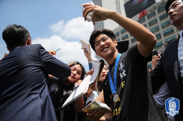 2019 FIFA U-20 월드컵 골든볼 수상자 이강인이 17일 서울광장에서 열린 환영식에 참석, 팬들과 사진을 찍고 있다. [사진=대한축구협회]