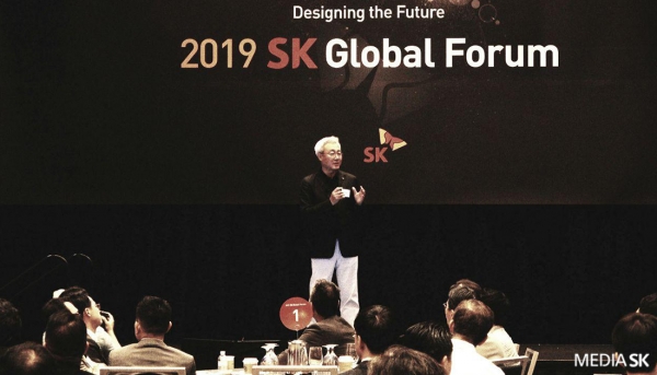 김준 SK이노베이션 사장이 15일(현지시간) 미국 뉴저지주 저지시티에서 개최된 '2019 SK 글로벌 포럼'에서 사업전략을 발표하고 있다. [사진제공=SK]