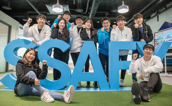 지난해 12월10일 '삼성 청년 소프트웨어 아카데미' 서울캠퍼스에 입과하는 교육생들이 기념 사진을 촬영하고 있다. [사진=삼성전자]