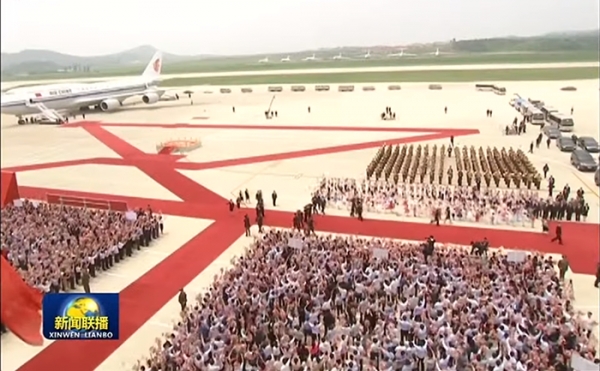 시진핑 중국 국가주석의 방문 당시 공항의 환영 인파. [사진=중국 국영방송 CCTV 유튜브 영상 캡쳐]