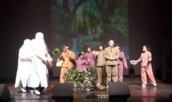 지난해 12월 8일 수원시청 대강당에서 발달장애인들로 구성된 '동페라 예술단'이 '금도끼 은도끼'를 공연하고 있다. [사진=홀더맘센터]