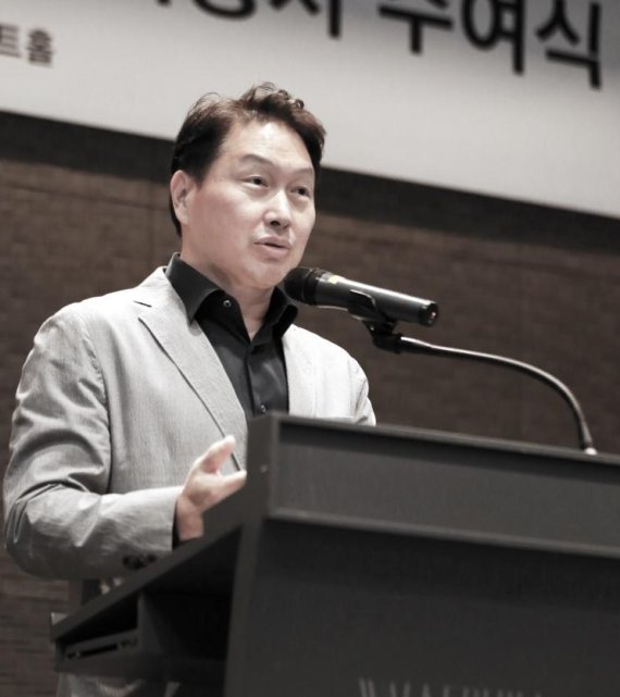최태원 SK 회장이 28일 서울 그랜드워커힐호텔에서 열린 2019 한국고등교육재단 장학생 오찬 행사에서 격려사를 하고 있다. [사진제공=SK그룹]