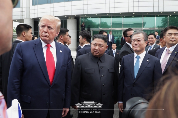 문재인 대통령과 김정은 북한 국무위원장, 도널드 트럼프 대통령은 30일 판문점에서 역사적인 남·북·미 정상간 첫 만남의 시간을 가졌다. [사진=청와대]