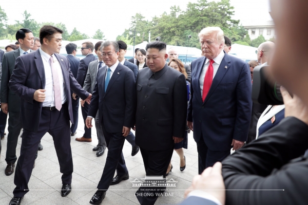 문재인 대통령과 김정은 북한 국무위원장, 도널드 트럼프 대통령이 30일 판문점 자유의 집으로 향하고 있다. [사진=청와대]