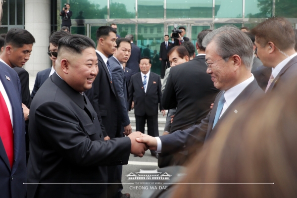 문재인 대통령과 김정은 북한국무위원장이 30일 판문점에서 만나 반갑게 인사를 나누고 있다. [사진=청와대]
