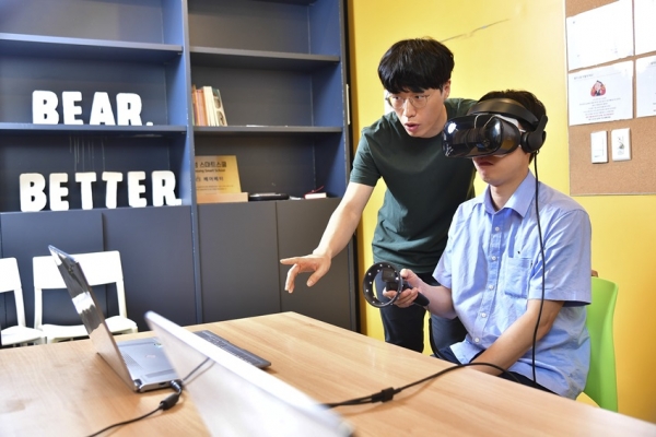 VR로 발달장애인을 교육하는 베어베터 프로그램. [사진=삼성전자]