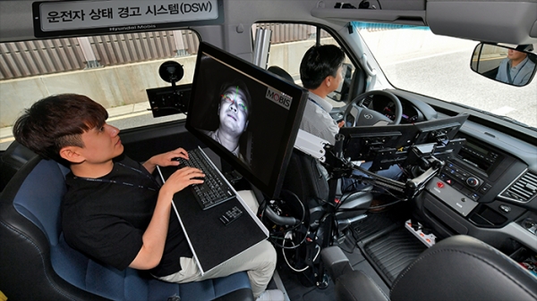 현대모비스 연구원이 '운전자 부주의 경보시스템'이 장착된 차량을 시험주행하고 있다. [사진=현대모비스]