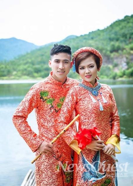 전통의상을 입고 웨딩사진 촬영을 하는 베트남의 예비 신랑 신부.