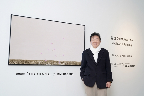 '진달래 작가'로 유명한 김정수 작가가 삼성 '더 프레임'에 전시된 '진달래-축복' 미디어 아트를 소개하고 있다. [사진=삼성전자]