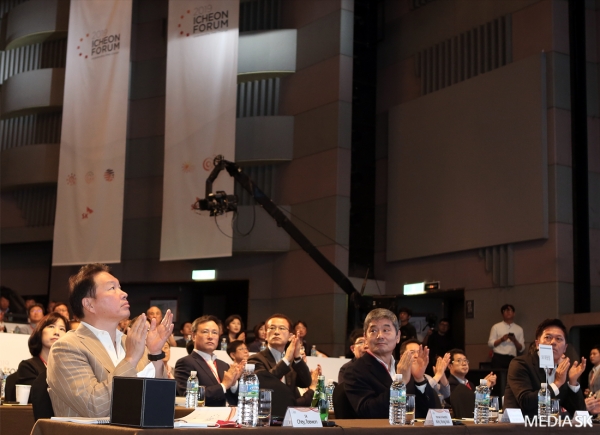 최태원 SK그룹 회장이 19일 개막된 '2019 이천포럼'에 참석해 박수를 치고 있다. [사진=SK]