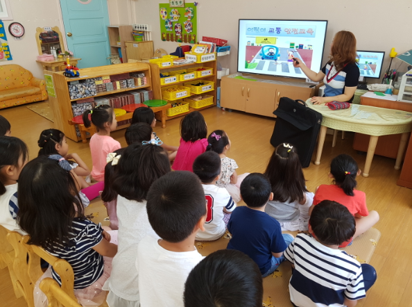 장내초등학교 유치원 교통안전 수업 모습. [사진=장내초등학교 홈페이지 캡처]