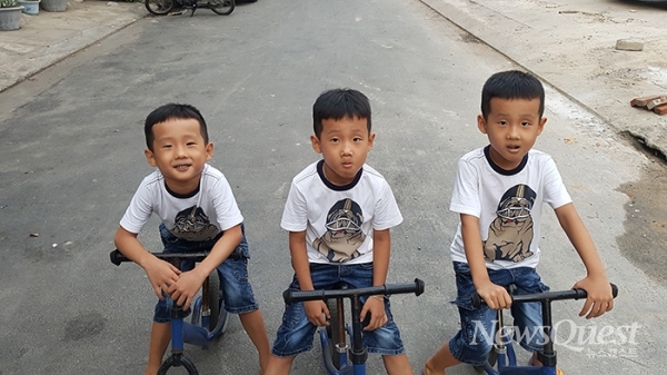 자전거와 옷도 똑같은 세쌍둥이.