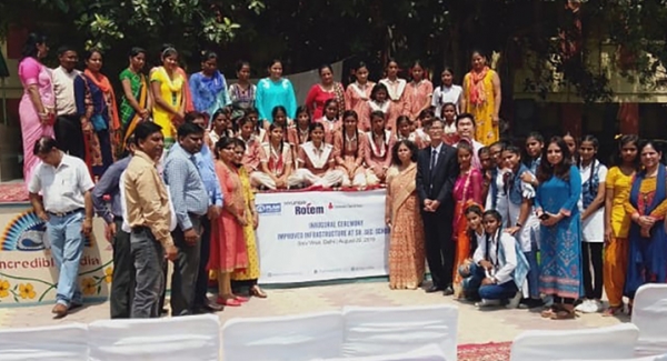 22일(현지시간) 인도 델리 'NDMC 종합학교'에서 열린 교육환경 개선 공사 준공식에서 참석자들이 기념촬영을 하고 있다. [사진=현대로템]