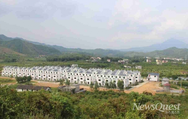비구이위안이 지진으로 큰 피해를 입은 쓰촨성 원촨의 빈민들을 위해 무료로 지어준 주택 단지의 모습.