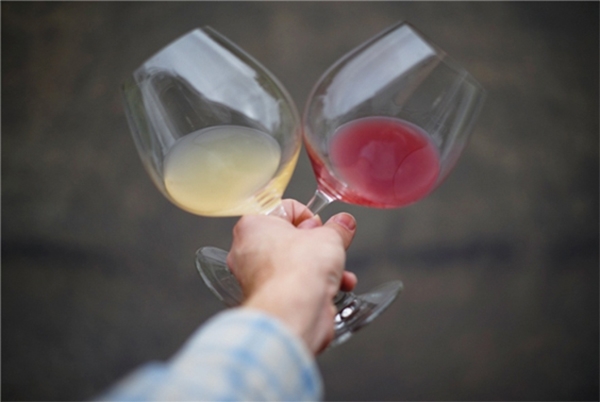 침용하지 않은 와인(왼쪽)과 침용한 피노 그리지오(화이트 품종) 와인. [사진=플리커]