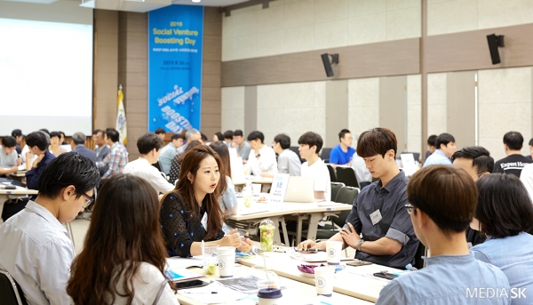 지난 24일 KAIST 경영대학 서울캠퍼스에서 열린 'KAIST 사회적기업가 MBA'의 '2019 소셜 벤처 부스팅 데이'에서 멘토링 세션이 진행되고 있다. [사진=SK]