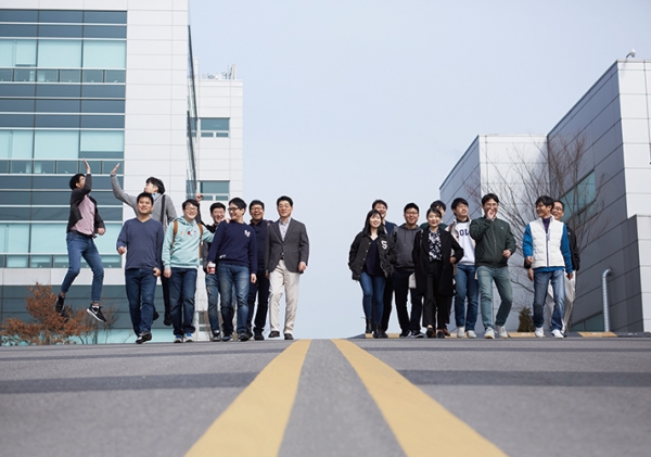 현대차그룹 사보 HMG저널에 소개된 현대다이모스 직원들이 캐주얼한 모습으로 퇴근하는 모습. [사진=현대차그룹]