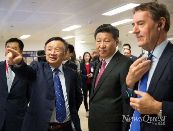 화웨이를 방문한 시진핑(習近平) 총서기 겸 국가주석을 안내하는 런정페이 회장.