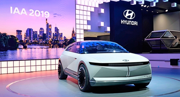 현대자동차의 '2019 프랑크푸르트 모터쇼' 전시관과 EV 콘셉트카 '45' 전면 모습. [사진제공=현대차]