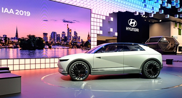현대자동차의 '2019 프랑크푸르트 모터쇼' 전시관과 EV 콘셉트카 '45' 측면 모습. [사진제공=현대차]
