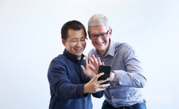 지난해 10월 만남을 가진 장이밍 CEO와 팀 쿡 애플 회장.