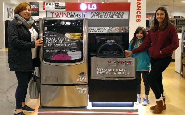 미국 소비자들이 LG전자의 드럼세탁기 앞에서 포즈를 취하고 있다. [사진=LG전자]