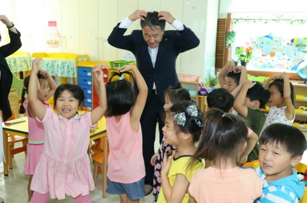 지난해 박능후 보건복지부 장관의 어린이집 현장 방문 당시 모습. [사진=보건복지부]