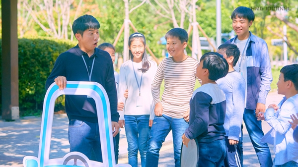 개그맨 유세윤과 천안 기쁨지역아동센터 아이들이 교통 안전 광고를 기획하고 있다. [사진=현대자동차그룹]