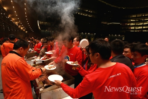 쑤닝은 중국 내에서도 보기 드문 '사람이 우선'이라는 모토를 내걸고 있는 기업에 속한다. 당연히 직원들이 행복하다. 그룹 본사가 있는 장쑤(江蘇)성 난징(南京)에서 열린 한 축제에서 워라밸을 즐기고 있는 쑤닝 직원들.
