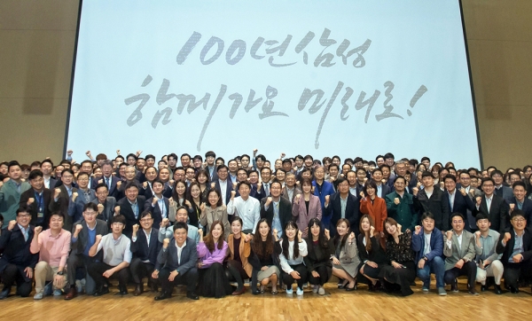 11월 1일 삼성전자 창립 50주년을 맞아 수원 '삼성 디지털 시티'에서 임직원들이 기념식후 파이팅을 외치고 있다. [사진제공=삼성전자]