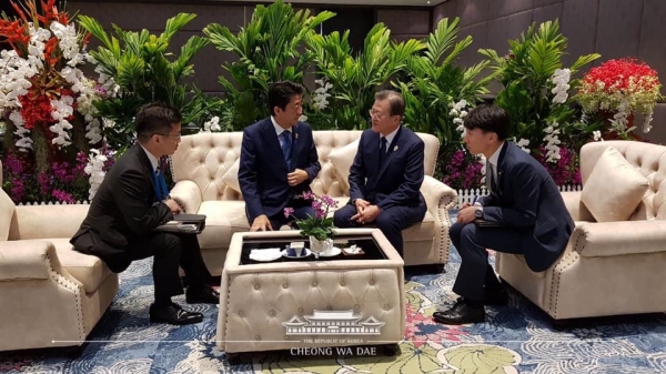 '아세안+3' 참석차 태국을 방문 중인 문재인 대통령과 아베 신조 일본 총리이 4일 13개월여만에 단독환담을 가지고 있다. [사진=청와대]