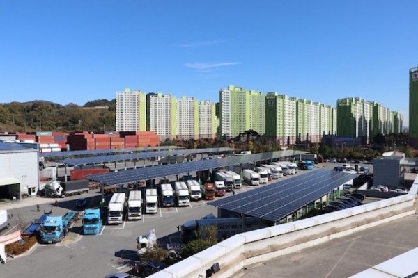 경남 창원 'SK에너지 내트럭하우스' 부산 신항 사업소에 설치된 태양광 발전시설. [사진=SK에너지]