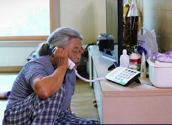 한 농촌 거구 어르신이 '농업인 행복콜' 전화기로 통화하고 있다. [사진=LG유플러스]