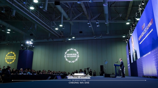문재인 대통령이 25일 부산 벡스코에서 열린 한-아세안 CEO 서밋에서 기조연설을 하고 있다. [사진=청와대]