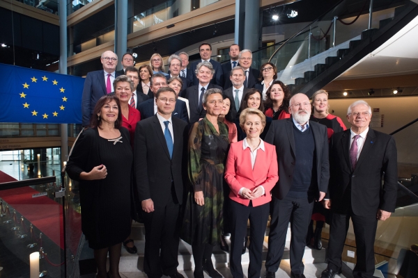 27일(현지시간) 오는 12월 1일 출범하는 새 EU집행위원회 위원들이 기념촬영 하고 있다. [사진=유럽위원회 페이스북]