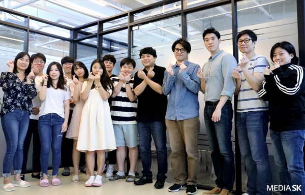 '나누다키친'을 만든 위대한상사의 김유구 대표(오른쪽 다섯번째)와 직원들. [사진=위대한상사]