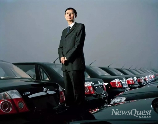 인밍산 회장이 리판그룹이 생산한 자동차 앞에 서 있는 모습. [사진=리판그룹 보도자료]