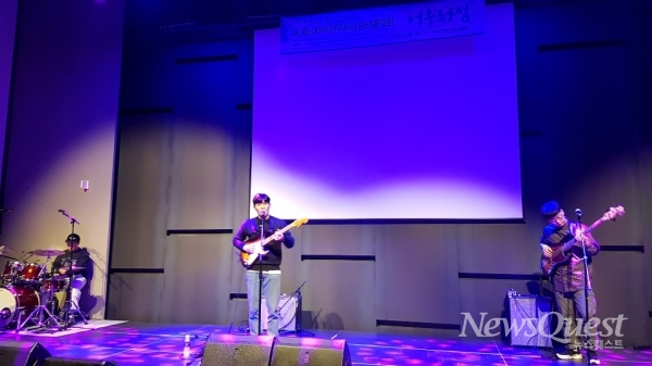 11일 수원컨벤션센터에서 열린 '어우러짐 송년음악회'에서 밴드 '프리한'이 공연을 하고 있다. [사진=뉴스퀘스트]