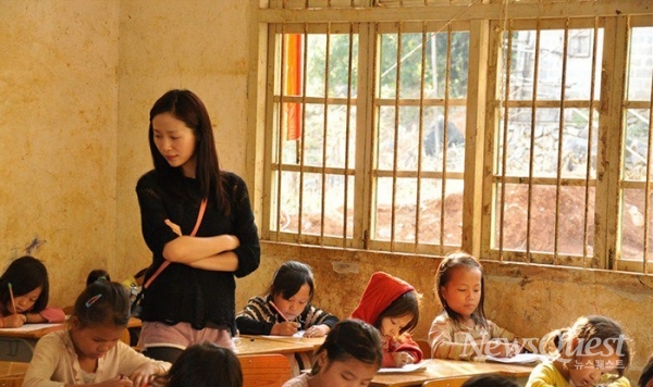 중국의 한 농촌 초등학교에서 일일교사로 활동하고 있는 장이옌. [사진=허허화위안 보도자료]