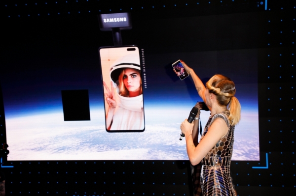 삼성전자가 갤럭시 S10 5G를 활용한 '스페이스 셀피(Space Selfie)'를 공개하고 있다. [사진제공=삼성전자]