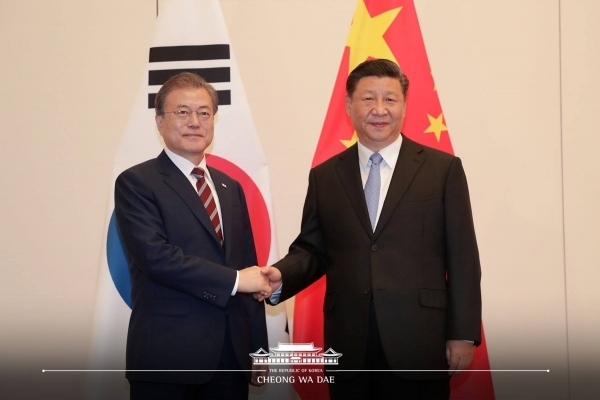 지난 6월 문재인 대통령과 시진핑 중국 국가주석이 한중정상회담 전 악수를 나누고 있다. [사진=청와대]