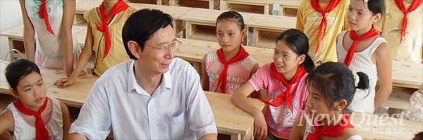 리판그룹의 인밍산 회장이 최근 한 광차이초등학교를 방문, 학생들과 즐거운 시간을 보내고 있다. [사진=리판그룹]