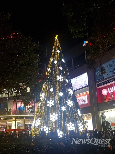 베트남 빈컴플라자 광장의 대형 크리스마스 트리. [사진=석태문 위원]